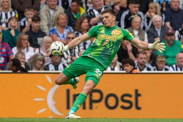 通過社交媒 通過社交媒